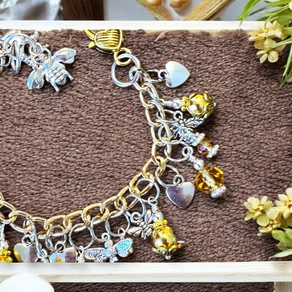 Queen Bee bracelet featuring honeybees & crowns on a fun chain Gorgeous bracelet - Picture 8 of 10